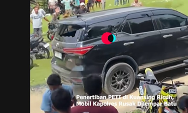 Mobil Kapolres Kuansing rusak parah dilempari batu oleh massa/Foto: tangkap layar